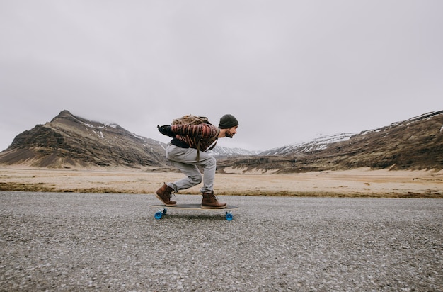 Skater reizend IJsland op zijn longboard