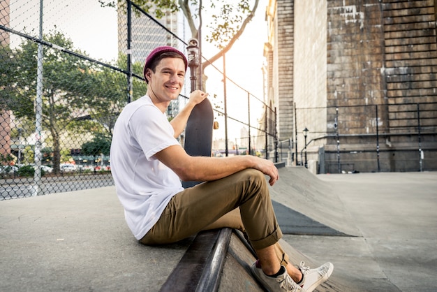 Skater training in een skatepark in new york