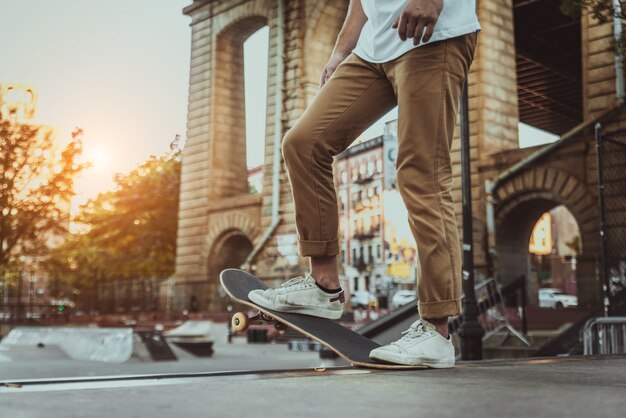 Skater training in een skatepark in new york