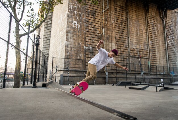 Skater training in een skatepark in New York