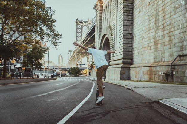 Skater training in een skatepark in new york