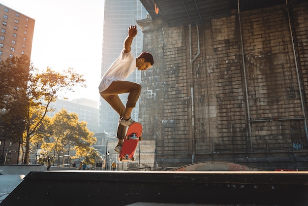 Photo skater training in a skate park in new york