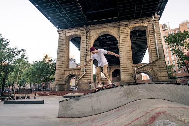 Foto addestramento del pattinatore in uno skate park a new york