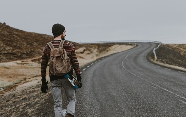 Photo skater traveling iceland on his longboard