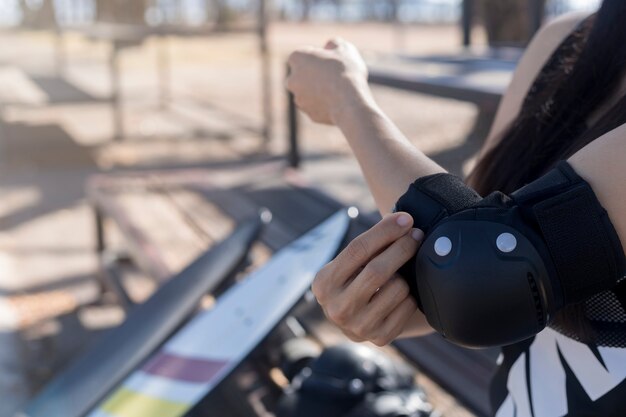 Skater vrouw elleboogbeschermers te zetten