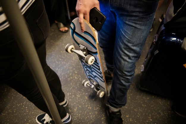 Skaterjongen op een metro