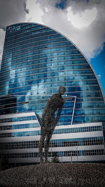 Skatersculptuur voor de Blue Sky Tower in Ulaan Baatar