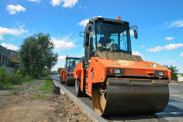 スケートリンクが新しい道路のアスファルトを圧縮します