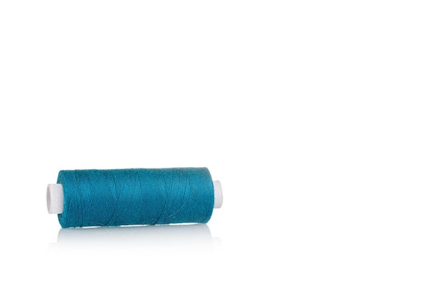 Una matassa di fili di macro di colore blu su sfondo bianco