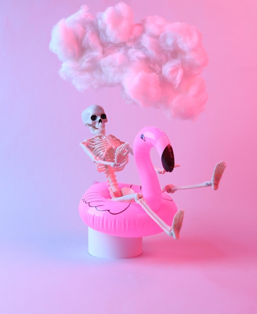 Skelet met opblaasbare flamingo en drijvende pluizige wolk in roze blauw neonlicht Concept art Minimalistisch idee