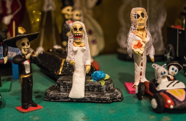 Foto skelet sculpturen op tafel in de winkel