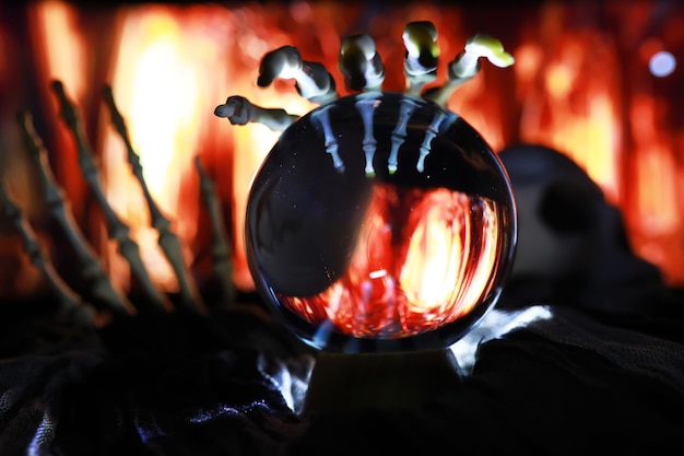 Skelet Zombie Hand Stijgt Uit Een Kerkhof - Halloween. Mysterieuze magische balvoorspellingen en rook op donkere scène. Waarzegger, geestkracht, voorspellingsconcept. mysterieuze achtergrond
