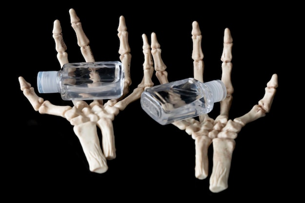 Foto skeleton claw hand met flessen hand sanitzer tijdens halloween