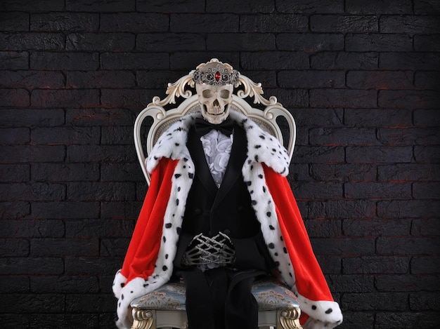 Photo skeleton king in royal chair
