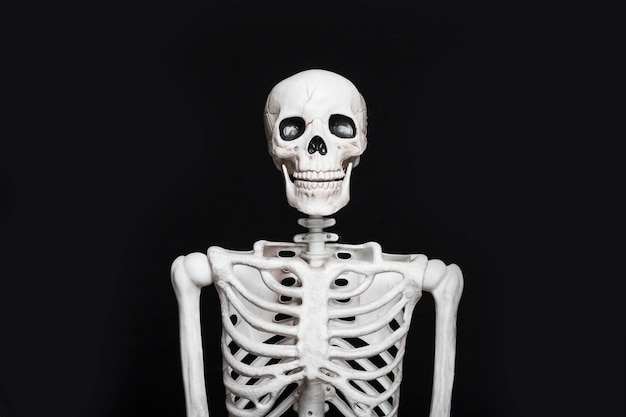Photo skeleton standing in darkness