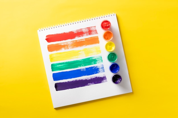 LGBT 무지개 깃발이있는 스케치북