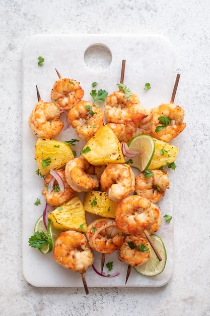 Photo skewers of barbecued shrimp with a pineapple