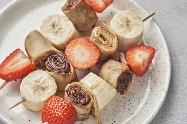 Photo skewers of pancakes with fruit and chocolate