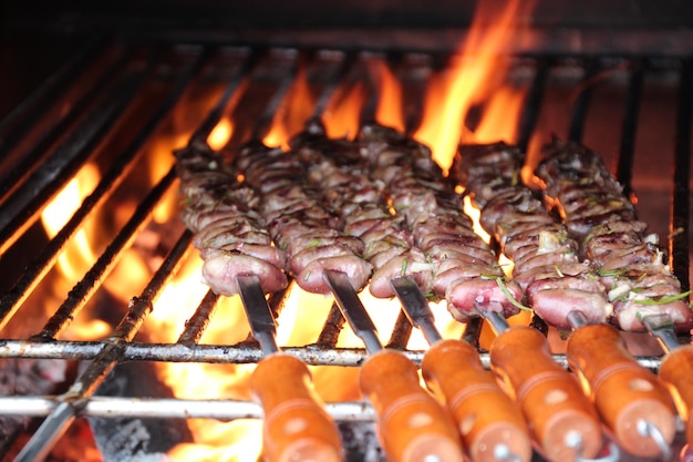 バーベキューのグリルで調理されている肉のスキーバー