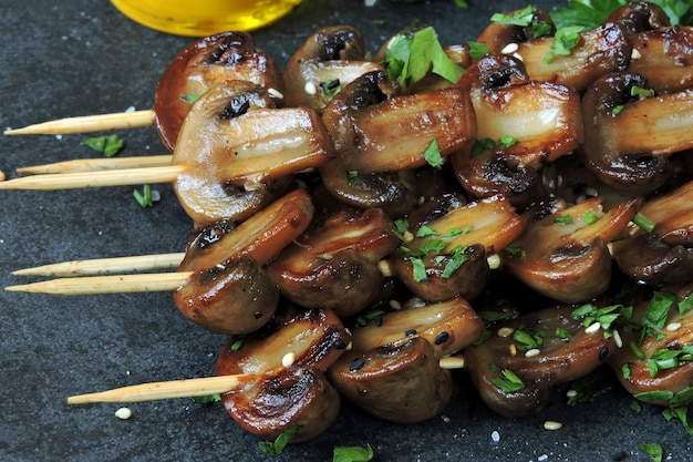 キノコの串焼き。バルサミコ焼きキノコ。パセリとニンニクのビーガンキノコの串焼き。