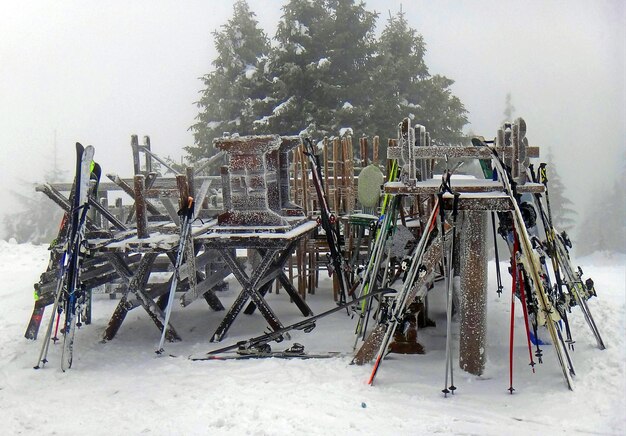 Foto ski-apparatuur die buiten op de sneeuw is achtergelaten