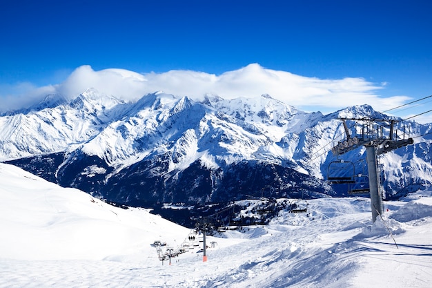 フランス、アルプス山脈のスキーチェアリフト
