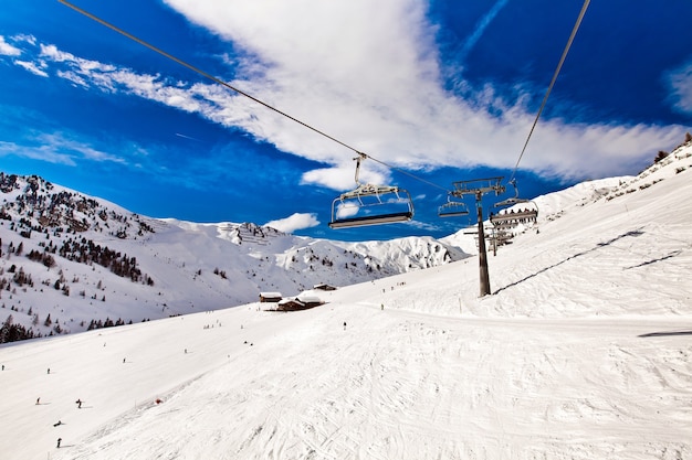 Foto ski seggiovia in movimento, fune nelle montagne delle alpi a mayerhofen, austria