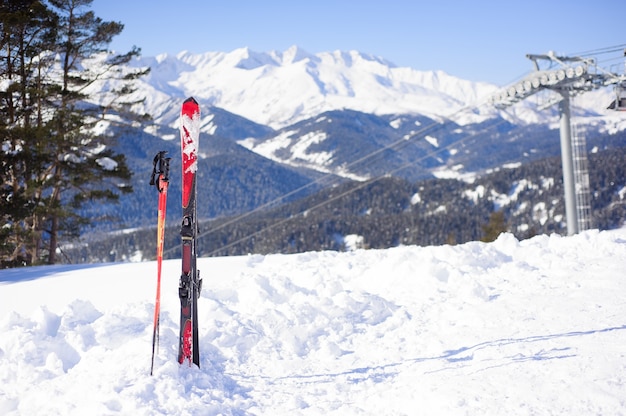 雪の中でのスキー用具、冬の休暇のためのスポーツリゾートのパノラマビュー。