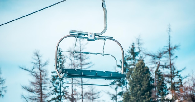 Photo ski-lift in the high tatras mountains. slovak snowy nature in winter  on ski resort strbske pleso (s