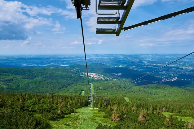 Горный горнолыжный лифт в горном курорте Карпац в Польше с подъемной дорогой Горные походы и активный отдых