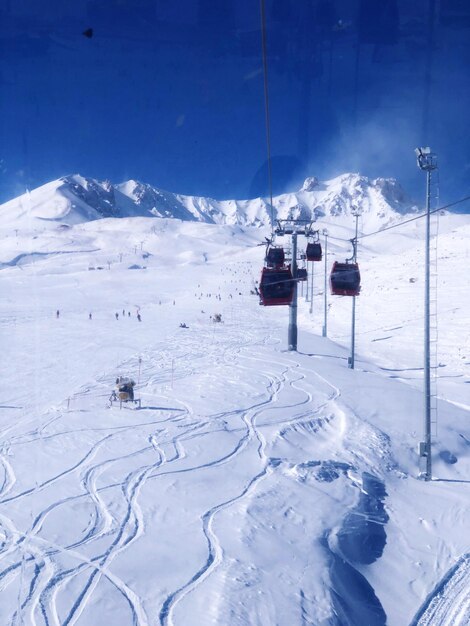 Photo ski lift over snow covered mountains