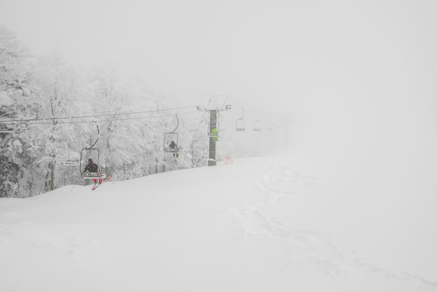 スキー場の雪の山の上のスキー場のリフト