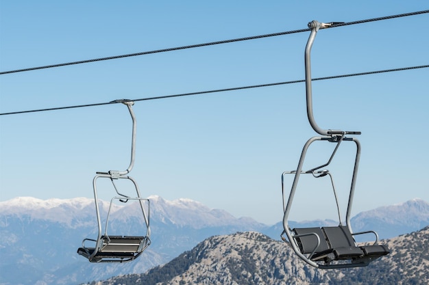 Foto ascensore da sci su montagne innevate contro il cielo