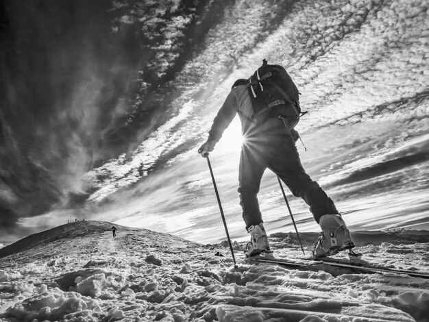 Foto alpinista sciista nelle alpi italiane