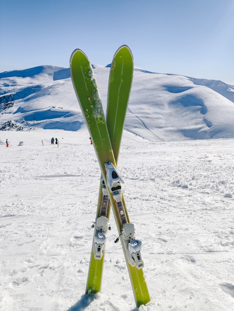 Фото Лыжи на вершине заснеженных гор, зимние каникулы