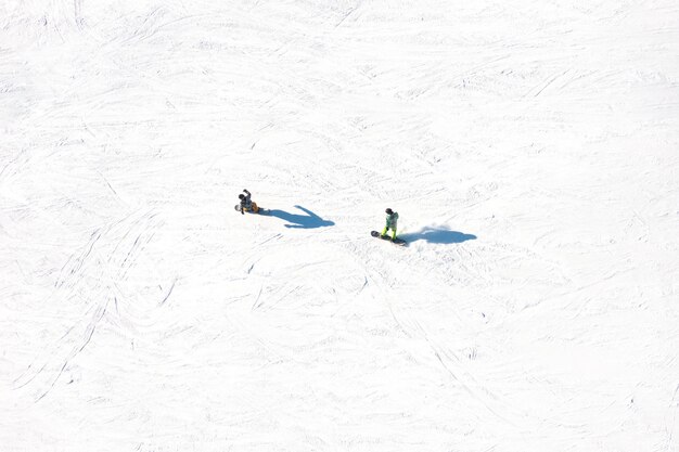 照片滑雪胜地滑雪团队的鸟瞰图冬季运动雪斜率在山上做运动和朋友组训练冬季景观的无人驾驶飞机