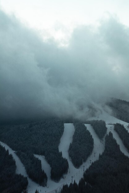 Photo ski resort at carpathian mountains landscape photo