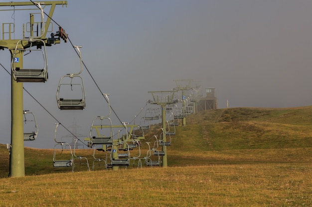 Photo ski resort chair lifts stopped in summer