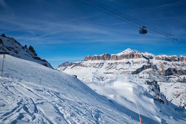 이탈리아 Dolomites에 스키 리조트
