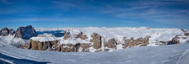 写真 イタリアのドロミット山脈のスキーリゾート