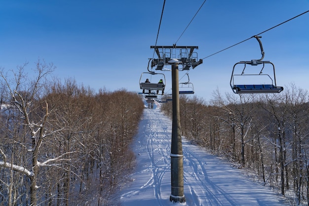 Photo ski resort in russia trails with snowcovered trees and a chairlift winter day