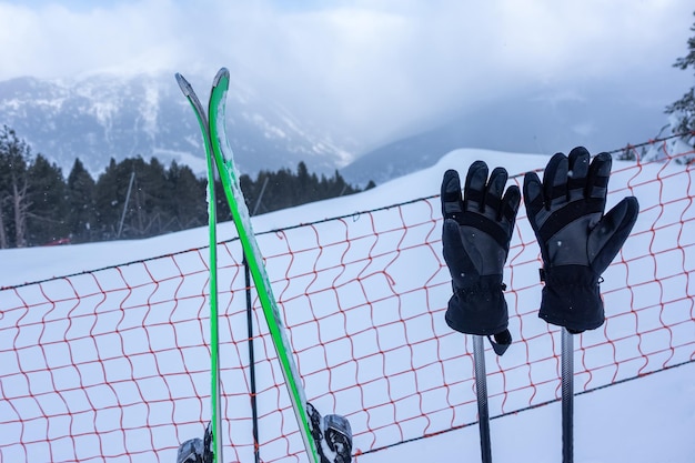 Ski's en stokken met handschoenen genageld in de sneeuw van de skipistes in de Pyreneeën Andorra
