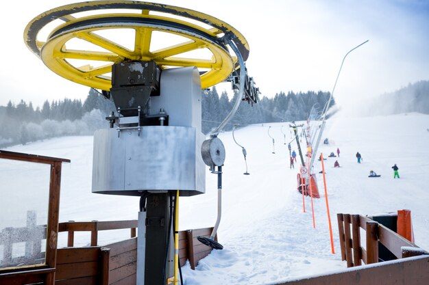 Ski-stoeltjesliften aan de voet van de skipiste bij oostenrijkse alpen