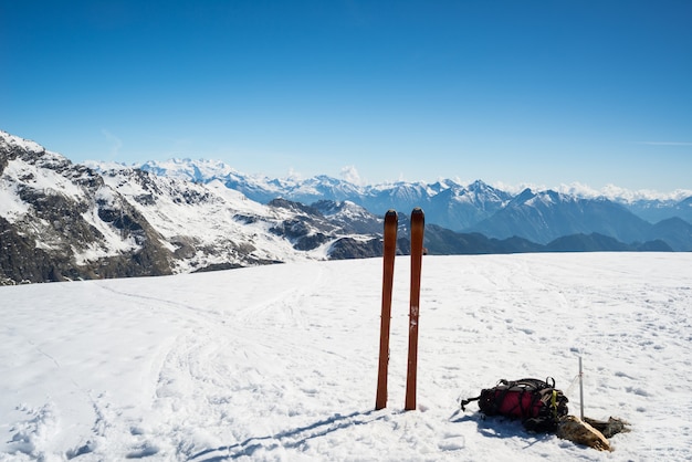 Foto ski tour uitrusting op de top, majestueuze bergketen