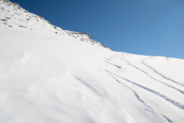 ski tracks in poeder sneeuw winter op de Alpen