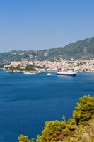 Skiathos eiland griekenland stad overzicht stad middellandse zee egeïsche portret formaat reizen