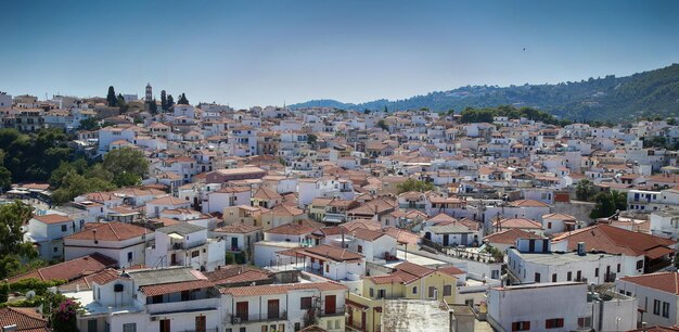 写真 スキアトス島ギリシャのスキアトス島の町