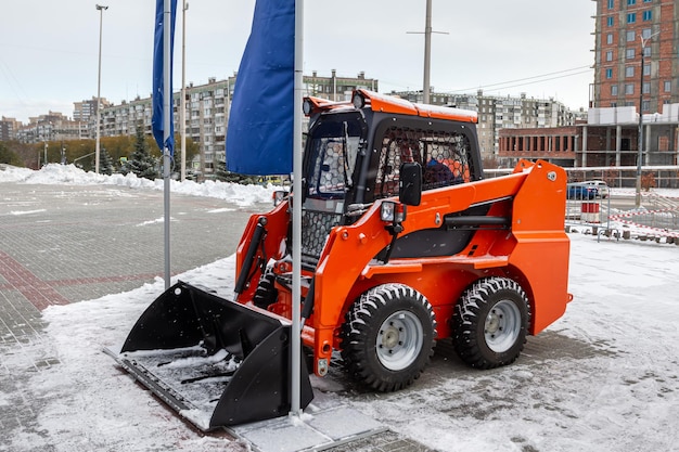 写真 冬の日に市内の駐車場でスキッドステアローダー