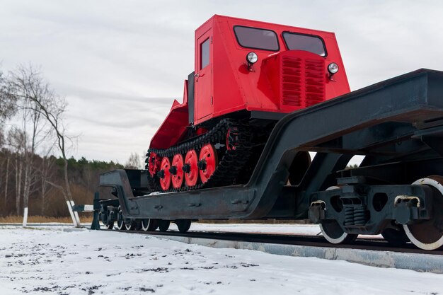 冬の森を背景にした鉄道長物車のスキッダー