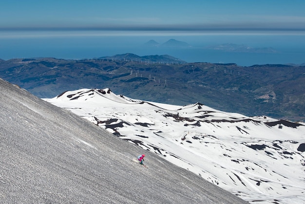 Skiën op de vulkaan Etna met de achtergrond van Lipari Stromboli Eolische eilanden